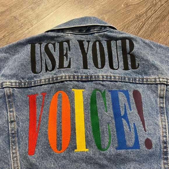LEVIS Use Your Voice LGBTQ Rainbow Pride Denim Trucker Jacket Mens Size NEW - Picture 4 of 11